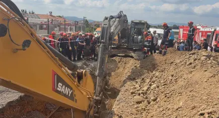 Tuzla'da inşaat alanında göçük:Toprak altında kalan işçi kurtarıldı