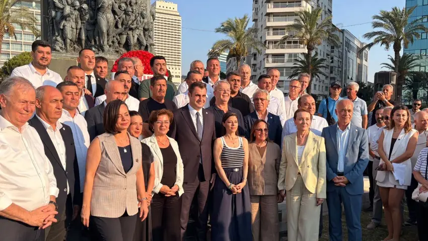 YENİ Parti İzmir'den Atatürk Anıtı'na ilk çelenk haberinin görseli