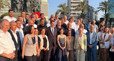 YENİ Parti İzmir'den Atatürk Anıtı'na ilk çelenk