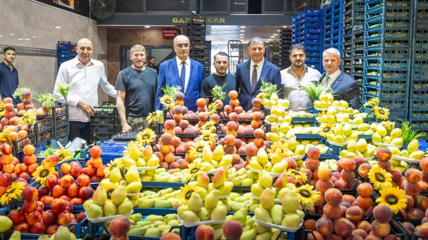 Başkan Tugay’dan hal esnafına mesaj: “Herkes hak ettiği kazanca sahip olmalı” haberinin görseli