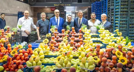 Başkan Tugay’dan hal esnafına mesaj: “Herkes hak ettiği kazanca sahip olmalı”