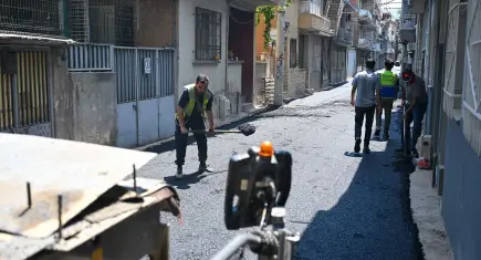 Bornova’da Çamdibi yolları asfaltla yenileniyor