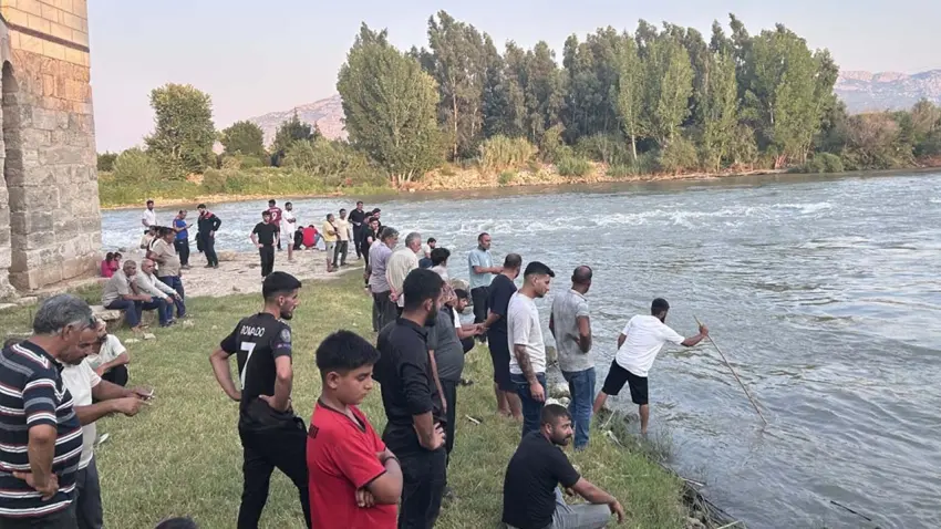  Ceyhan Nehri'ne giren iki çocuk akıntıya kapılarak kayboldu