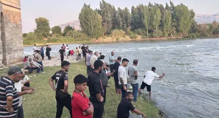  Ceyhan Nehri'ne giren iki çocuk akıntıya kapılarak kayboldu
