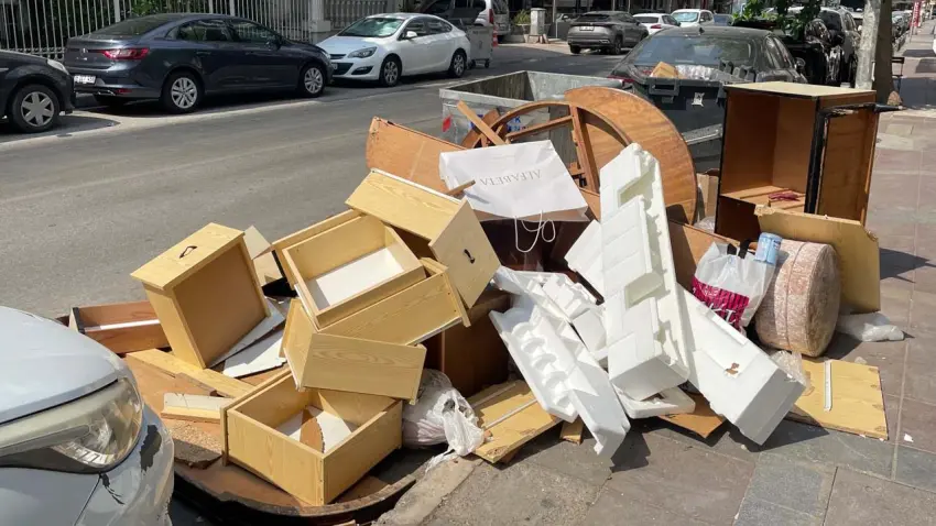 İzmir'in göbeğinde çöp rezaleti:Ev eşyası kirliliği mahalleliyi isyan ettirdi