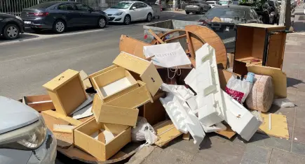 İzmir'in göbeğinde çöp rezaleti:Ev eşyası kirliliği mahalleliyi isyan ettirdi