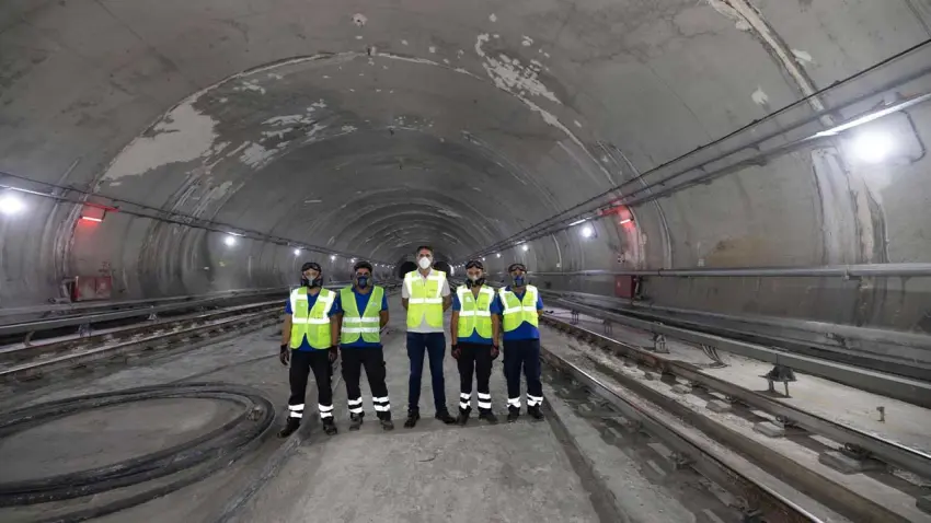 İzmir metrosunda gece mesaisi: Herkes uykudayken ekipler çalışıyor haberinin görseli