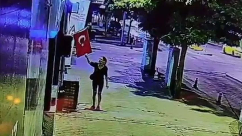 Mağazanın önündeki Türk bayrağını yaktı haberinin görseli