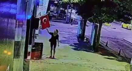 Mağazanın önündeki Türk bayrağını yaktı