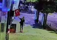 Mağazanın önündeki Türk bayrağını yaktı