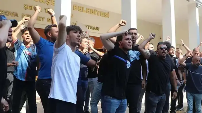 Adana Büyükşehir Belediyesi önünde Mavi-Lacivert alarm: Destek eyleminde tansiyon yükseldi
