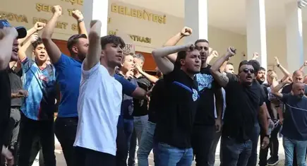 Adana Büyükşehir Belediyesi önünde Mavi-Lacivert alarm: Destek eyleminde tansiyon yükseldi
