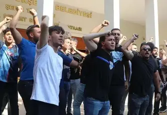 Adana Büyükşehir Belediyesi önünde Mavi-Lacivert alarm: Destek eyleminde tansiyon yükseldi