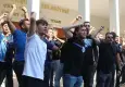 Adana Büyükşehir Belediyesi önünde Mavi-Lacivert alarm: Destek eyleminde tansiyon yükseldi