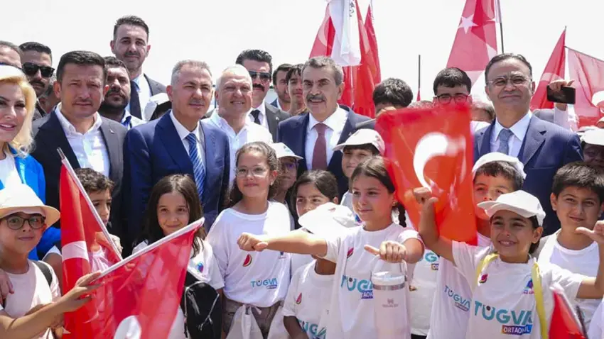 Bakan Tekin İzmir’de TÜGVA’nın yelken kursu kapanışına katıldı haberinin görseli