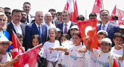 Bakan Tekin İzmir’de TÜGVA’nın yelken kursu kapanışına katıldı