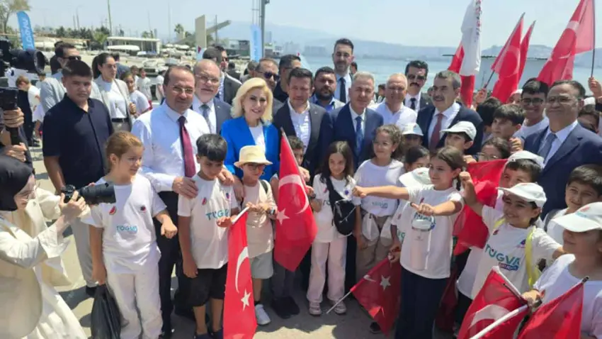 Bakan Tekin ve Vekil Bursalı TÜGVA yaz okulu kapanışında gençlerle buluştu haberinin görseli