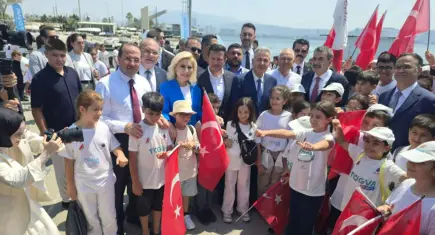 Bakan Tekin ve Vekil Bursalı TÜGVA yaz okulu kapanışında gençlerle buluştu