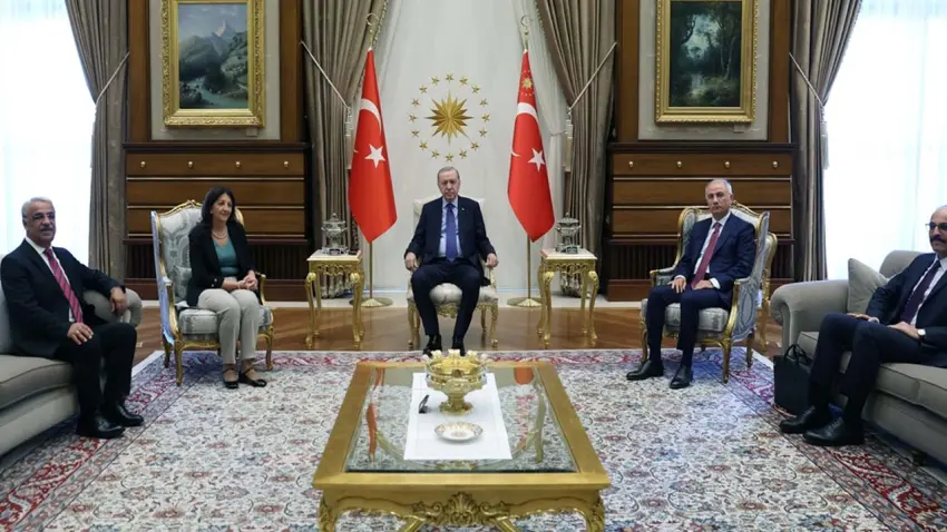 Cumhurbaşkanı Erdoğan, DEM Parti İmralı heyetini kabul etti haberinin görseli