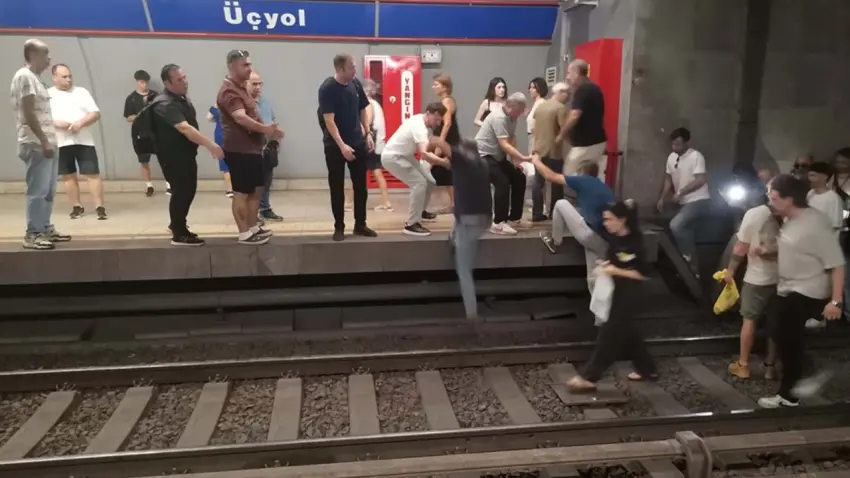 İzmir Metro’da arıza paniği: Yolcular raylarda yürüdü!