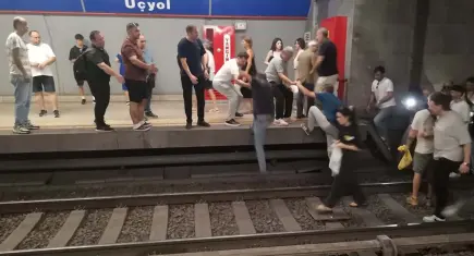 İzmir Metro’da arıza paniği: Yolcular raylarda yürüdü!