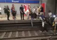 İzmir Metro’da arıza paniği: Yolcular raylarda yürüdü!