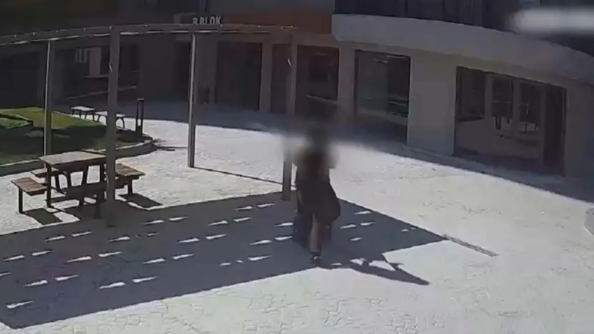 Küçükçekmece’de uyuşturucu sevkiyatına suçüstü: 2 yaşındaki bebeğin pusetini uyuşturucu zulası yapmışlar!  haberinin görseli