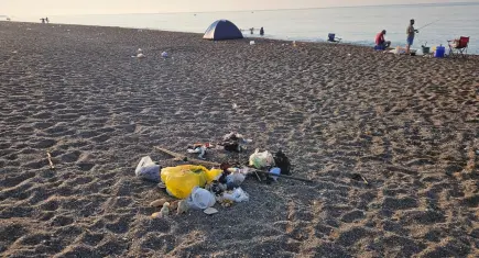 Kumköy Sahilinde çöp, çadır ve otomobil istilası: Carettaların yuvalarını yok ettiler!