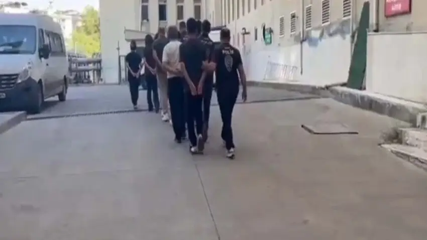 Rojin Kabaiş’in babasına tutuklamaların ardından silahlı tehdit: Sen de yanına gidersin haberinin görseli