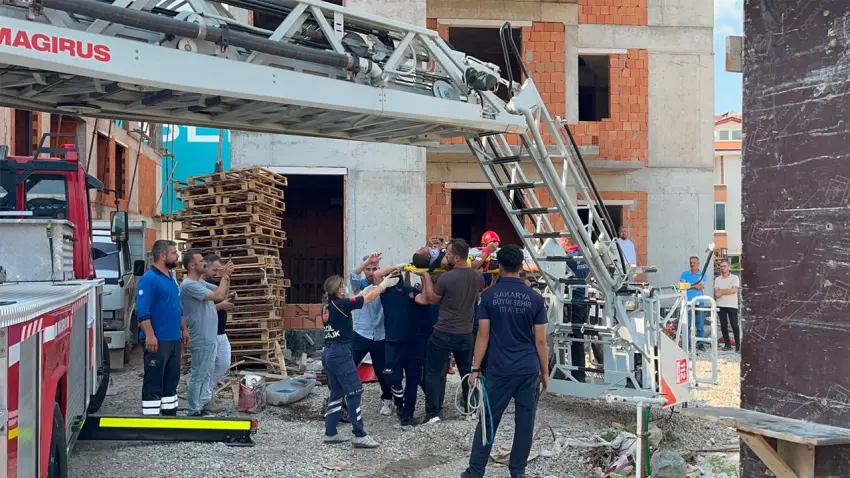 Sakarya’da inşaatta feci kaza! Yüksek gerilim hattına temas eden işçi ağır yaralandı haberinin görseli