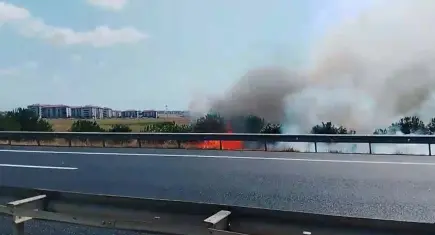 Silivri’de korkutan yangın: Alevler yerleşim alanlarına yaklaştı, TEM otoyolu trafiğe kapatıldı