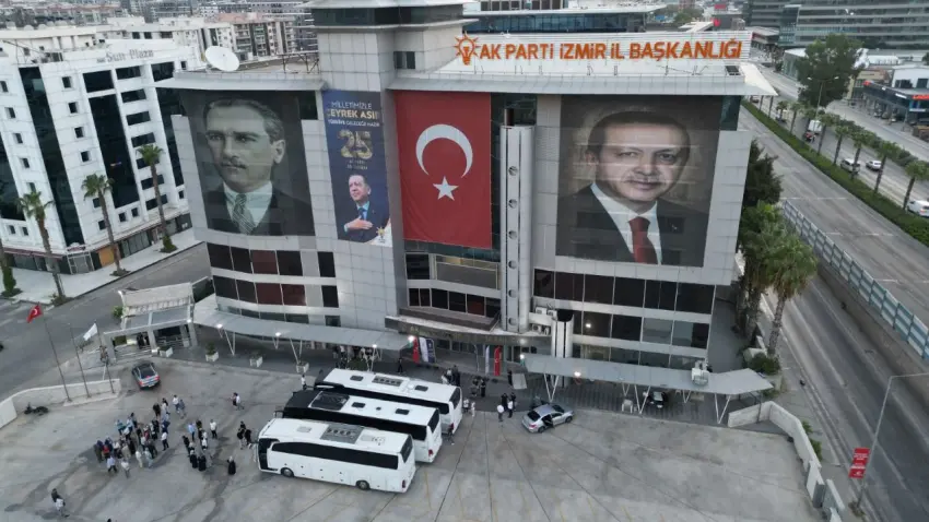 AK Parti İzmir’den 25. yıl buluşmasına 5 bin kişilik çıkarma haberinin görseli