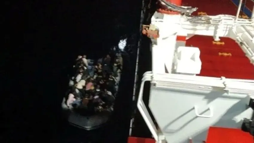 Girit açıklarında can pazarı! 3 gündür denizde yaşam mücadelesi veren 48 kişiyi Türk bayraklı gemi kurtardı haberinin görseli