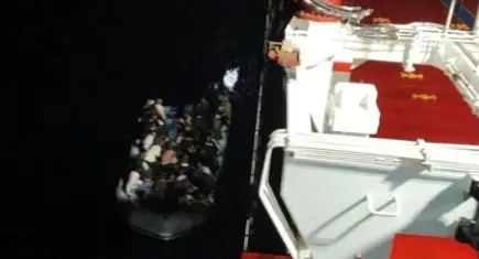 Girit açıklarında can pazarı! 3 gündür denizde yaşam mücadelesi veren 48 kişiyi Türk bayraklı gemi kurtardı