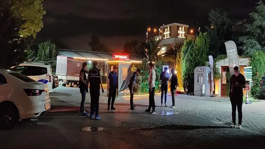 Motosikletli saldırgan kafeyi bastı: Merdivende karşılaştığı dükkan sahibini de vurdu! haberinin görseli