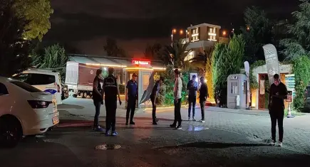 Motosikletli saldırgan kafeyi bastı: Merdivende karşılaştığı dükkan sahibini de vurdu!