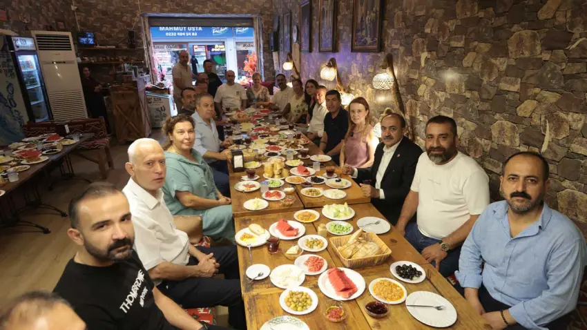 Başkan Mutlu, Tarihi Çarşı’da esnafla buluştu haberinin görseli