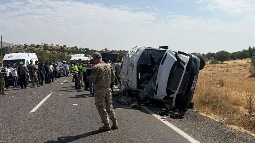 Diyarbakır'da devrilen minibüsteki 2 kişi öldü, 12 kişi yaralandı haberinin görseli