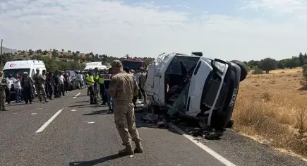 Diyarbakır'da devrilen minibüsteki 2 kişi öldü, 12 kişi yaralandı