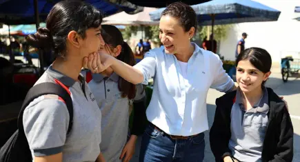 Efes Selçuk’ta öğrencilere Kırtasiye Kartı desteği