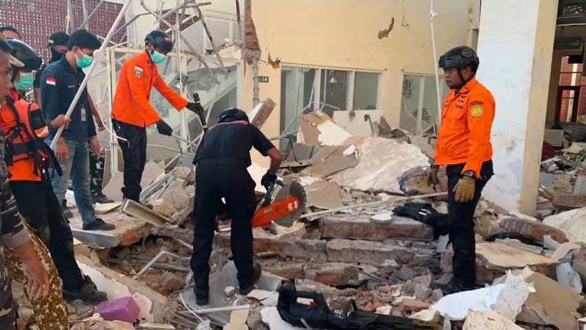 Endonezya'da 7.7 büyüklüğünde deprem: Can kaybı artıyor haberinin görseli