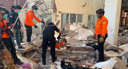 Endonezya'da 7.7 büyüklüğünde deprem: Can kaybı artıyor