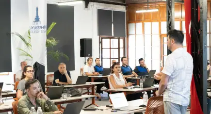 İzmir’de esnaf temsilcilerine yapay zekâ eğitimi