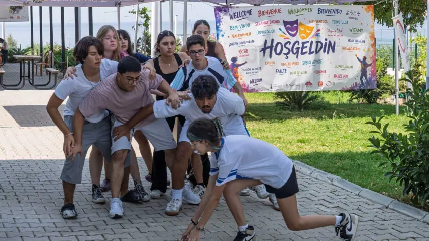 İzmir’de gençleri buluşturan uluslararası drama kampı haberinin görseli