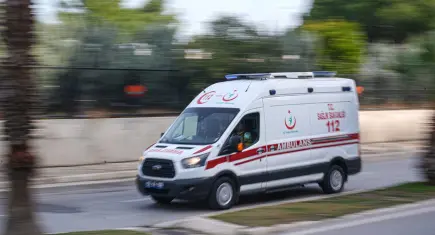 İzmir'de otomobilin çarptığı elektrikli motosiklet sürücüsü hayatını kaybetti