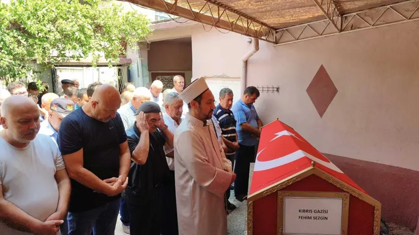 İzmir'de vefat eden Kıbrıs gazisi son yolculuğuna uğurlandı haberinin görseli