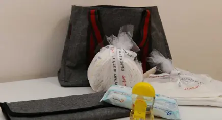Karşıyaka Belediyesi’nden yeni doğan bebeklere sıcak karşılama