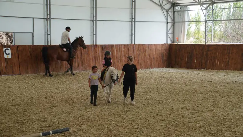 Seferihisar’da Pony Biniciliğine Yeni Merkez: Hedef Milli Takıma Sporcu Yetiştirmek haberinin görseli