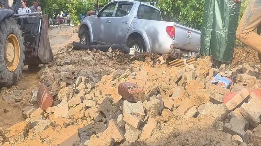2 saatlik sağanak heyelana yol açtı:Kayısı hasadı seller altında kaldı 