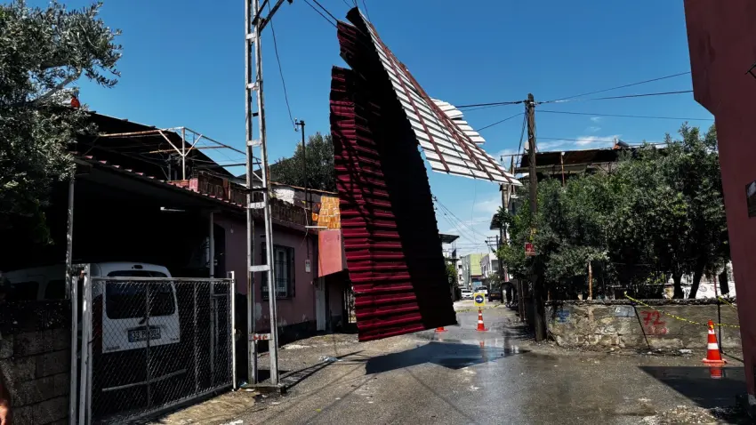 Adana’da sağanak ve kuvvetli rüzgâr hayatı olumsuz etkiledi haberinin görseli